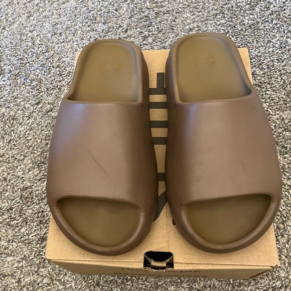 Yeezy Slide “Core” - Picture 2 of 4